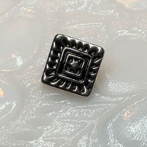 Petite Ginger Snap: 12mm silver toned square snap with geometric design